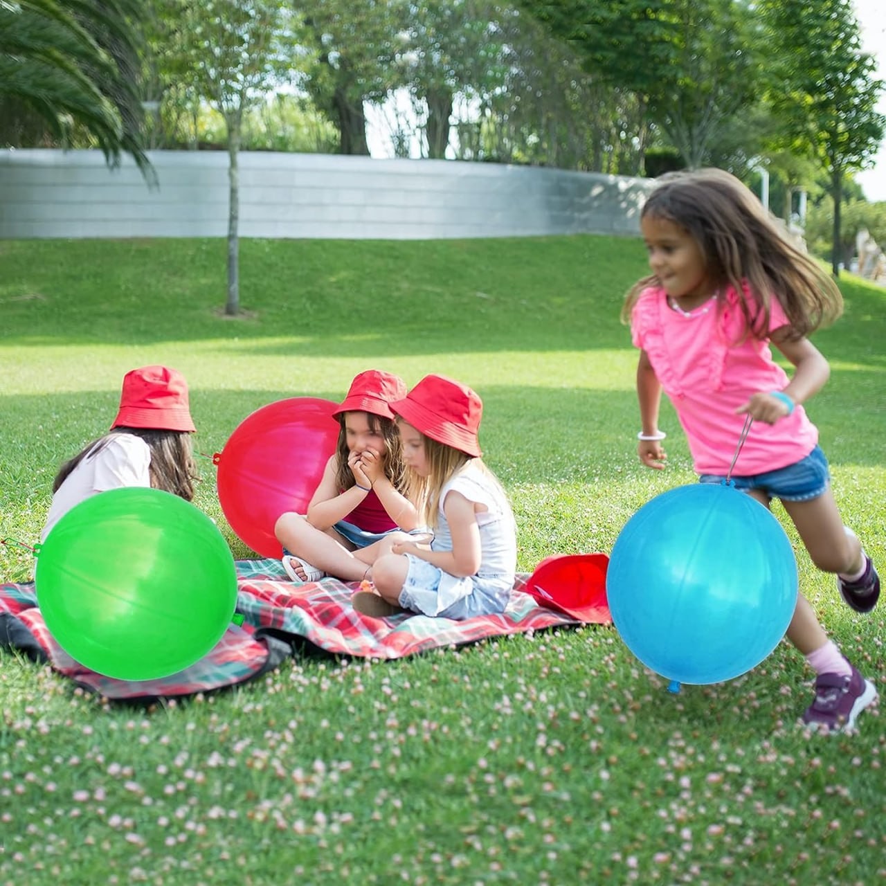 Thickened Punch Balloons Party Favors for Kids Heavy Duty, Assorted Color Punching Balloons with Rubber Band Handle for Birthday Wedding Children's Day 32pcs